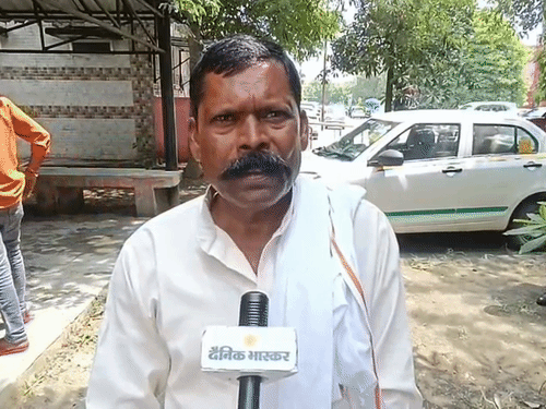 विमलेश कुमार यादव ने बताया कि गांव के लोग एक गाड़ी से राजस्थान गए थे और वापस लौट रहे थे। तभी रास्ते में हादसा हो गया।