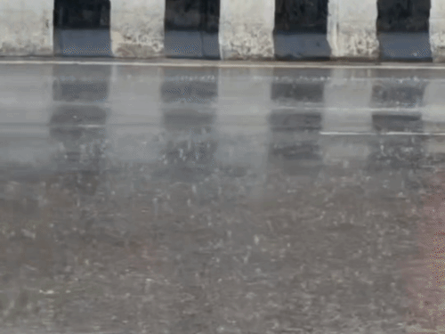 दो घंटे तक हुई बारिश से तापमान में आई गिरावट।