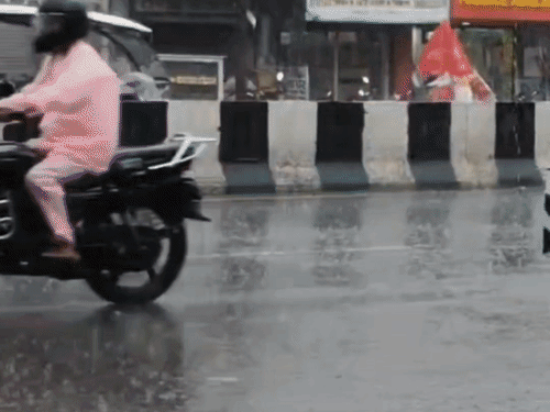 मूसलाधार बारिश से कई इलाकों में जलभराव की समस्या भी हो गई।