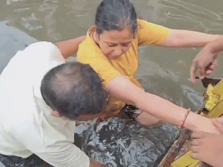 पानी में फंसी महिलाओं और बच्चों को नगर निगम की ट्रैक्टर-ट्रॉली के जरिए सुरक्षित बाहर निकाला गया।
