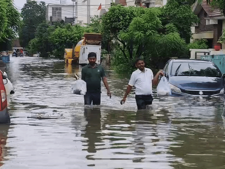 मकानों के बाहर और पोर्च में खड़ी कारें और दोपहिया वाहन पानी में पूरी तरह डूब गए।