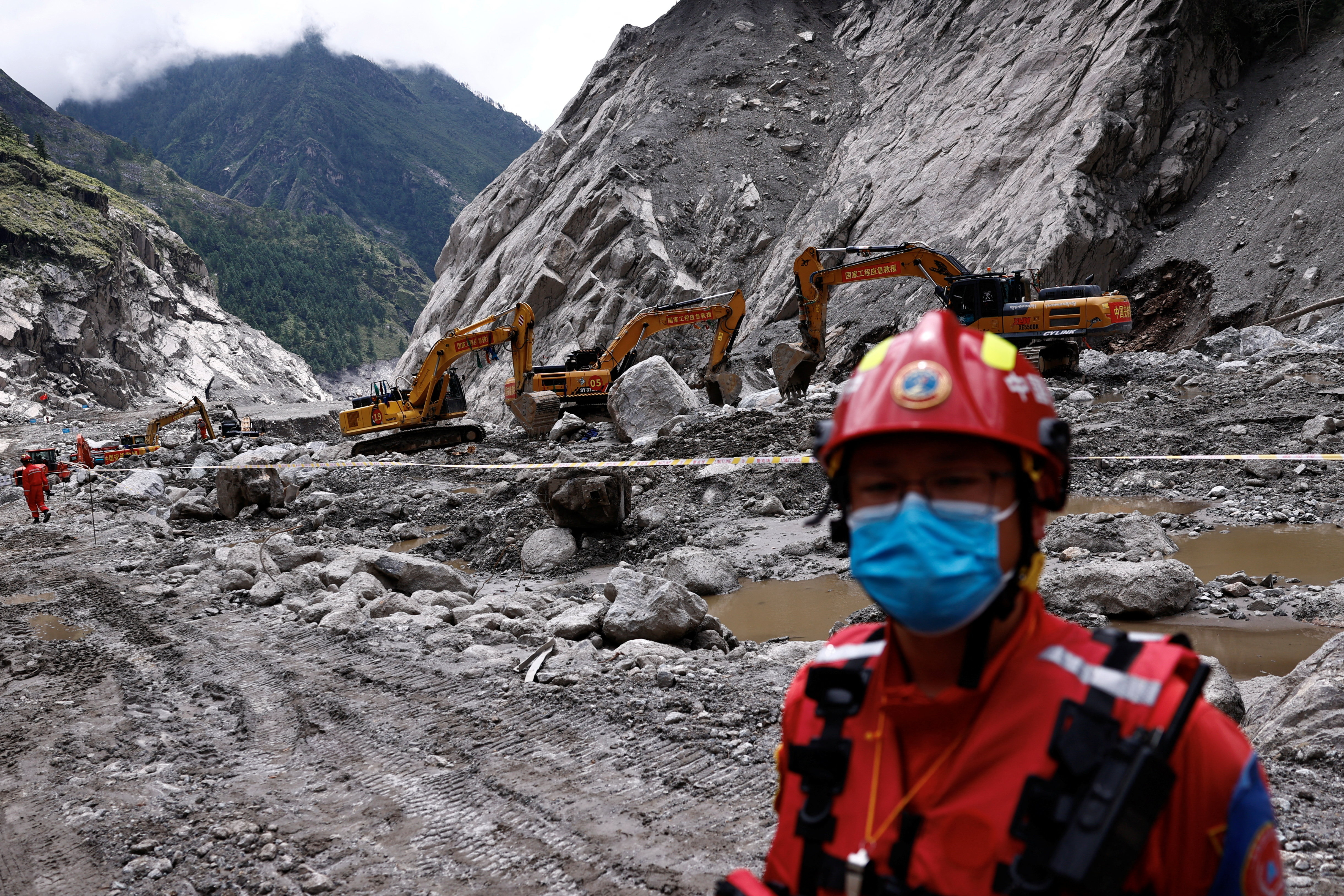 Rescue workers search for debris in the worst-hit area of ​​Gyirong Port in Tibet.