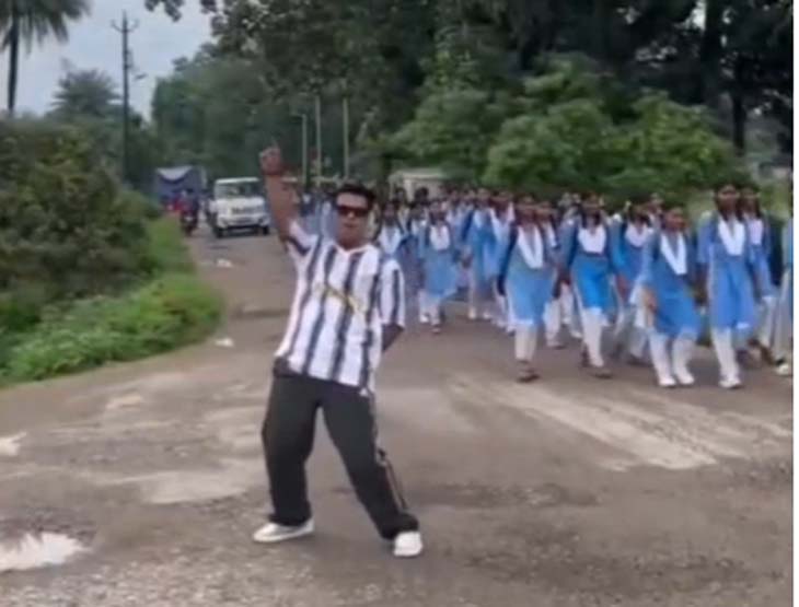स्कूली छात्राओं के सामने रोड पर युवक ने नाचते-गाते वीडियो बनाया