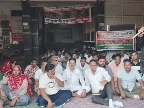 नगर परिषद कार्यालय पर प्रदर्शन करते सफाई कर्मी - Dainik Bhaskar