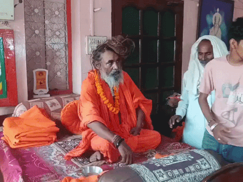 कैथल में ग्रामीणों ने पंचायत कर बाबा महेशपुरी को महंत की गद्दी पर बैठाया। - Dainik Bhaskar