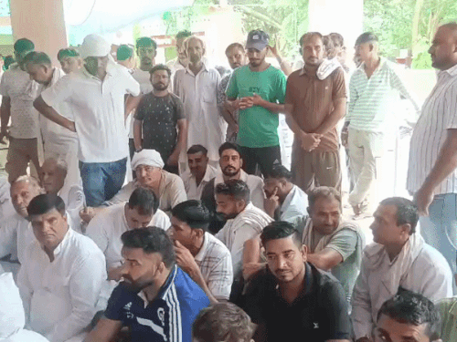 डेरे में हुई पंचायत में पहुंचे गांव के लोग।