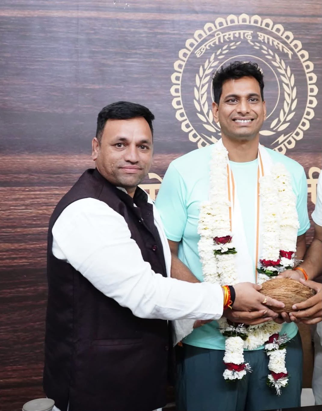 शैलेंद्र बंजारे को नोटिस जारी कर जवाब मांगा गया है।