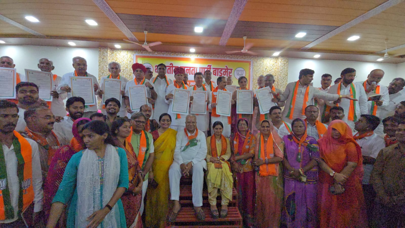 भाजपा प्रदेशाध्यक्ष मदन राठौड़ ने रविवार को बाड़मेर में कार्यकर्ताओं के साथ मीटिंग की।