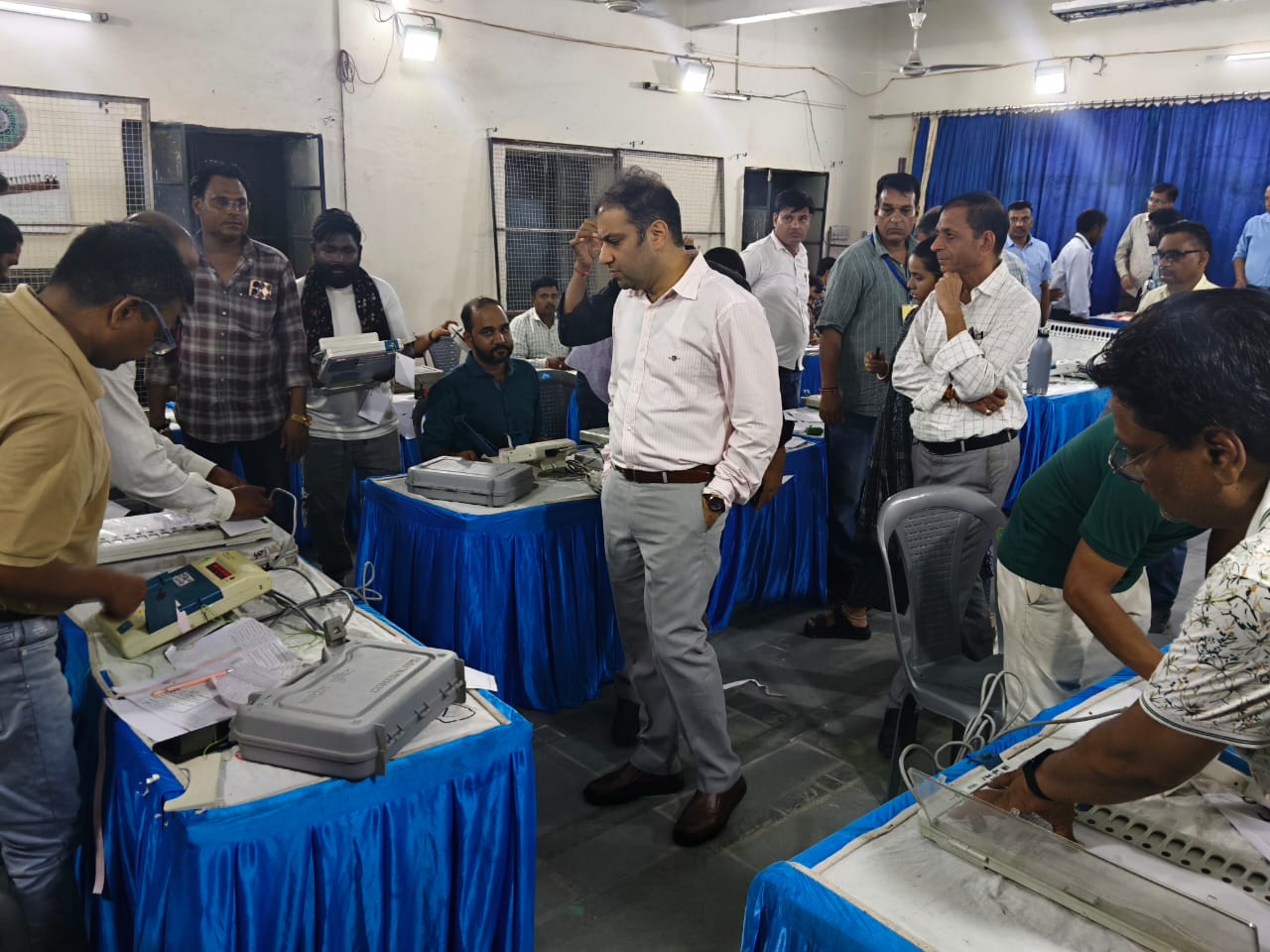 जिला निर्वाचन अधिकारी पीयूष सामरिया ने सोमवार देर शाम जेडीबी कॉलेज पहुंचकर कोटा नगर निगम चुनाव की तैयारियों का जायजा लिया।