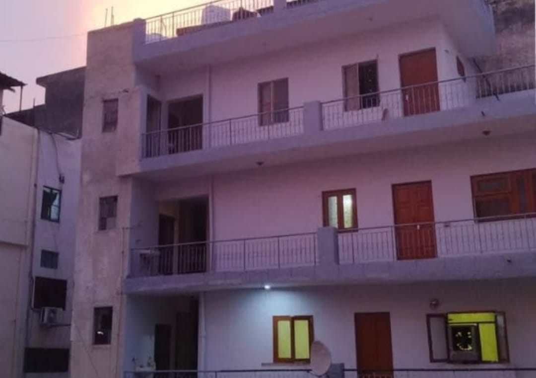 गिरने से पहले बिल्डिंग की तस्वीर।