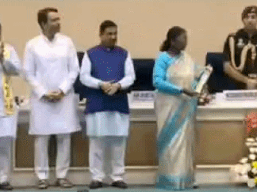 रोहतक के टीचर अनिल कौशिक राष्ट्रपति द्रौपदी मुर्मू से अवार्ड लेते हुए। - Dainik Bhaskar