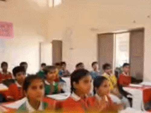 क्लास में बच्चों को शिक्षा देते हुए अनिल कौशिक।