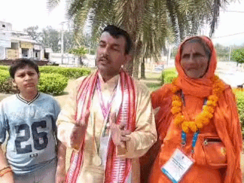 टीचर अनिल कौशिक, अवार्ड मिलने के बाद रोहतक पहुंचे।