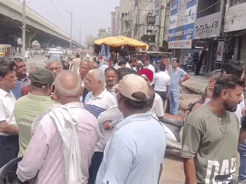 दुकानें बंद कर विधायक ऑफिस पहुंचे, चाबियां सौंपने की दी चेतावनी|पानीपत,Panipat - Dainik Bhaskar