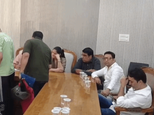 जनता दरबार में 20 से अधिक शिकायतें आईं।