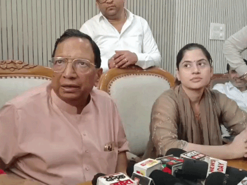 लोगों की शिकायतें सुनने के बाद मीडिया से बातचीत करते हुए विधायक प्रमोद विज व मेयर कोमल सैनी।
