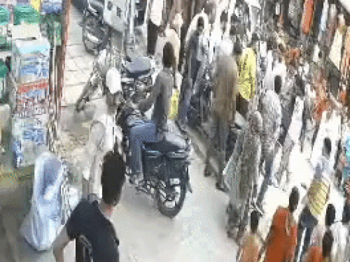 कार सवारों ने बाइक रोक नीचे उतारा; अधमरा कर फरार|पानीपत,Panipat - Dainik Bhaskar