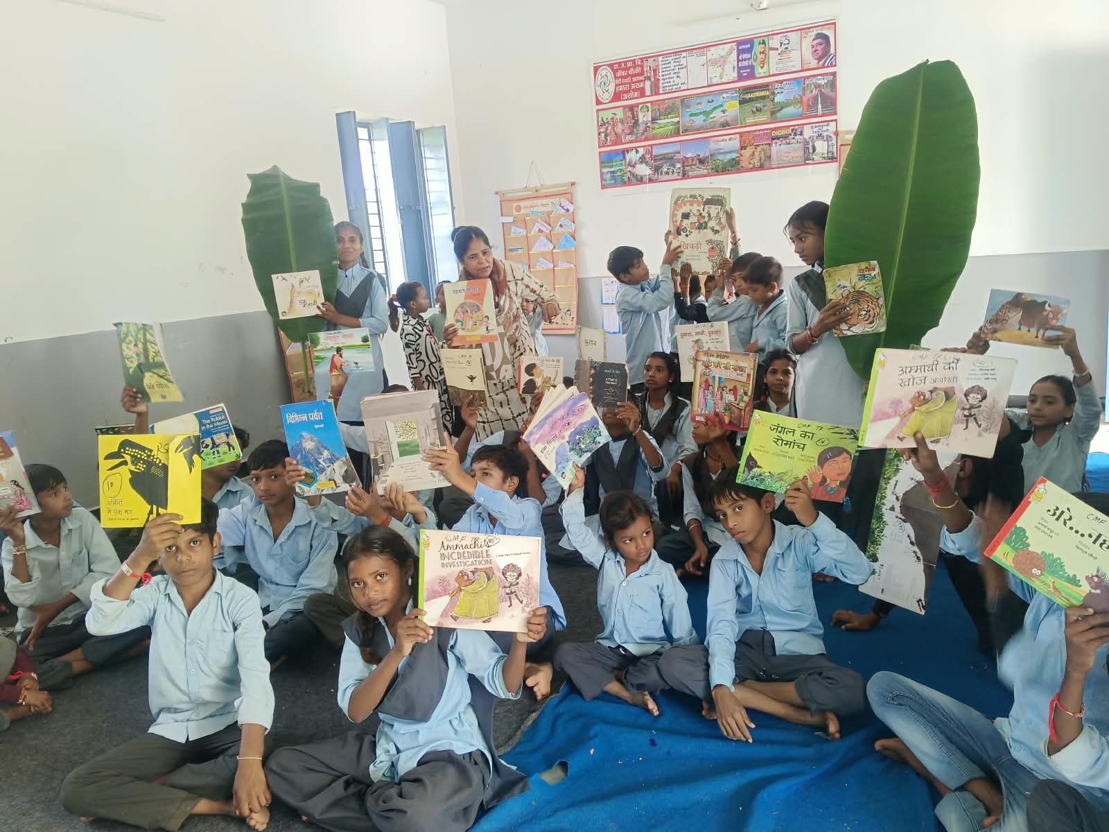 साक्षरता दिवस पर टीचर-स्टूडेंट्स ने ग्रामीणों को एजुकेशन का महत्व समझाया
