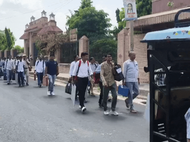 सेठ मोती लाल कॉलेज परिसर में चुनाव ड्यूटी में लगे अधिकारी और कर्मचारी ईवीएम, वीवीपैट और अन्य चुनाव सामग्री से भरे बैग लेकर निर्धारित मतदान केंद्रों की ओर रवाना होते हुए।