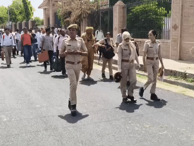 पुलिस के जवान भी भारी संख्या में पोलिंग पार्टी के साथ रवाना हुए।