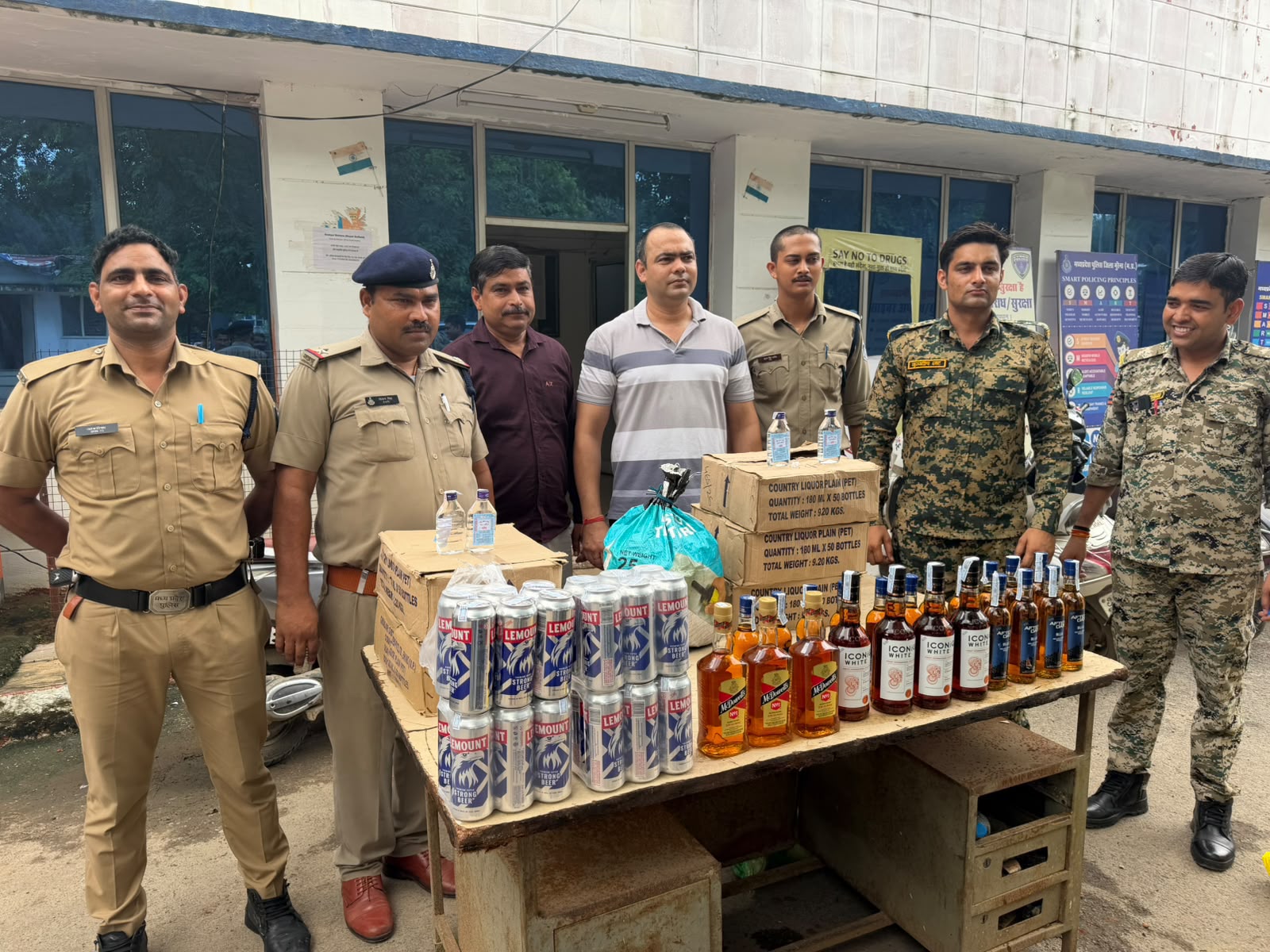 आरोपियों के पास से 251 लीटर देशी और 36 लीटर विदेशी शराब मिली।