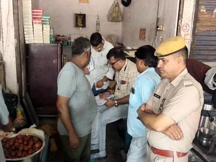 मिठाई की दुकान में खाद्य सामग्री खराब मिलने पर मौके पर ही कार्रवाई करते खाद्य सुरक्षा अधिकारी सत्यनारायण गुर्जर और टीम ।