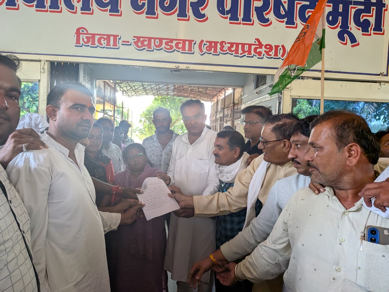 तहसीलदार को ज्ञापन सौंपा।
