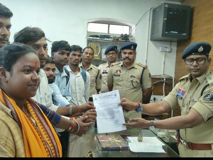 ABVP के छात्र नेताओं ने पुलिस अधीक्षक के नाम आवेदन सौंपा। - Dainik Bhaskar