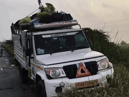 पिकअप गाड़ी हादसे का शिकार हो गई।