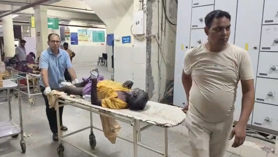 घायलों को इलाज के लिए अस्पताल भर्ती किया गया।