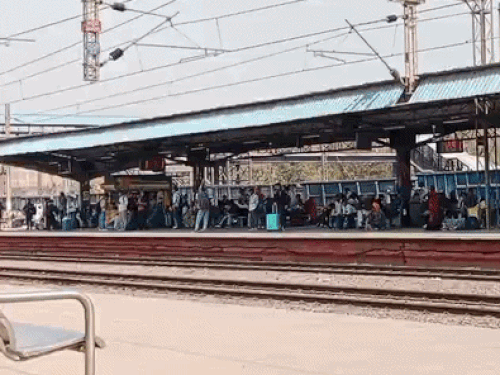 रेलवे ने यात्रियों से यात्रा से पहले अपनी ट्रेन का स्टेटस जांचने की अपील की है।