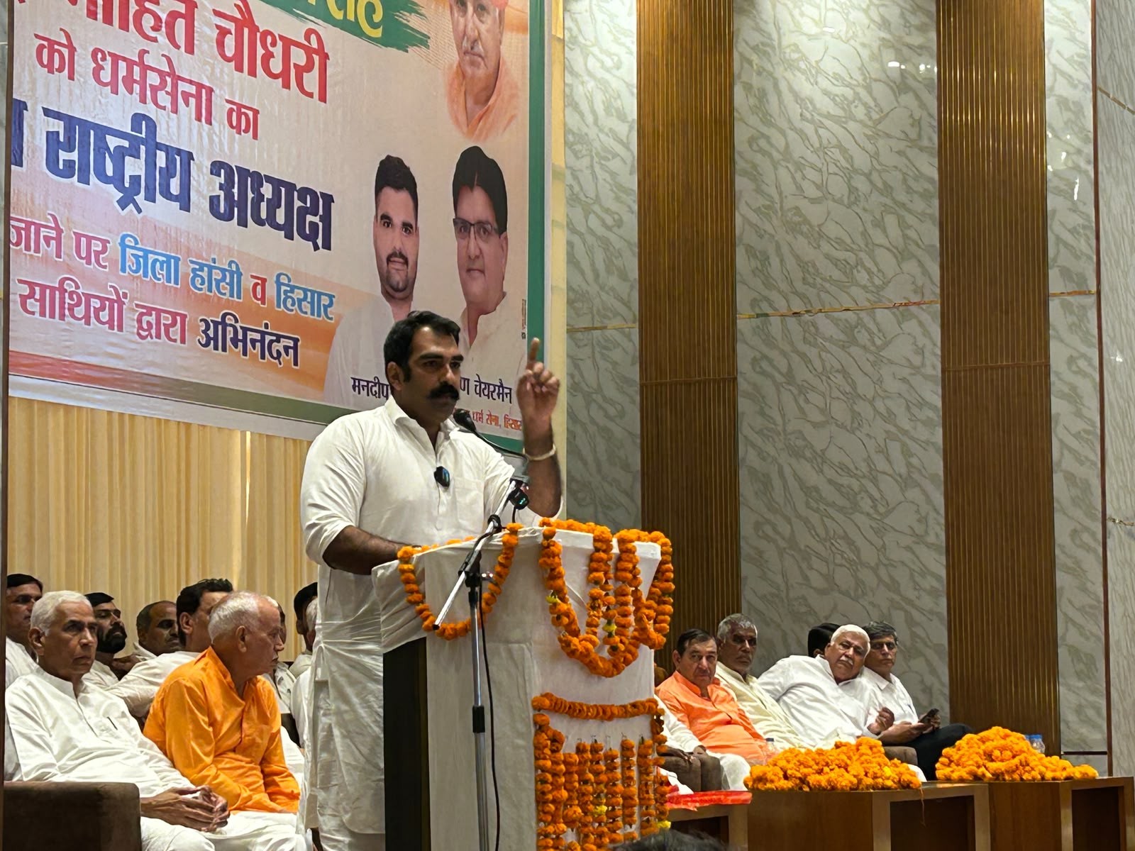 हांसी में धर्मसेना के कार्यक्रम को संबोधित करते मोहित चौधरी।