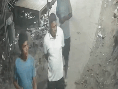 जांच के दौरान ठेके पर लगे CCTV और अन्य तथ्यों को भी देखा गया। - Dainik Bhaskar