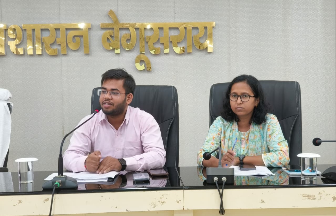 प्रेसवार्ता में आपदा पदाधिकारी एवं डीपीआरओ