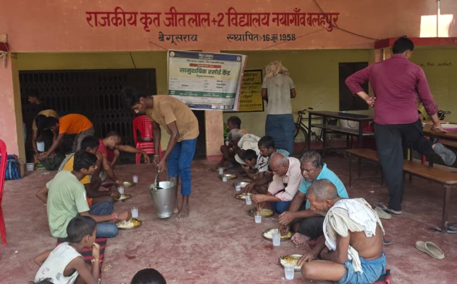 बाढ़ प्रभावित लोगों के लिए कम्यूनिटी किचन की व्यवस्था की गई है।