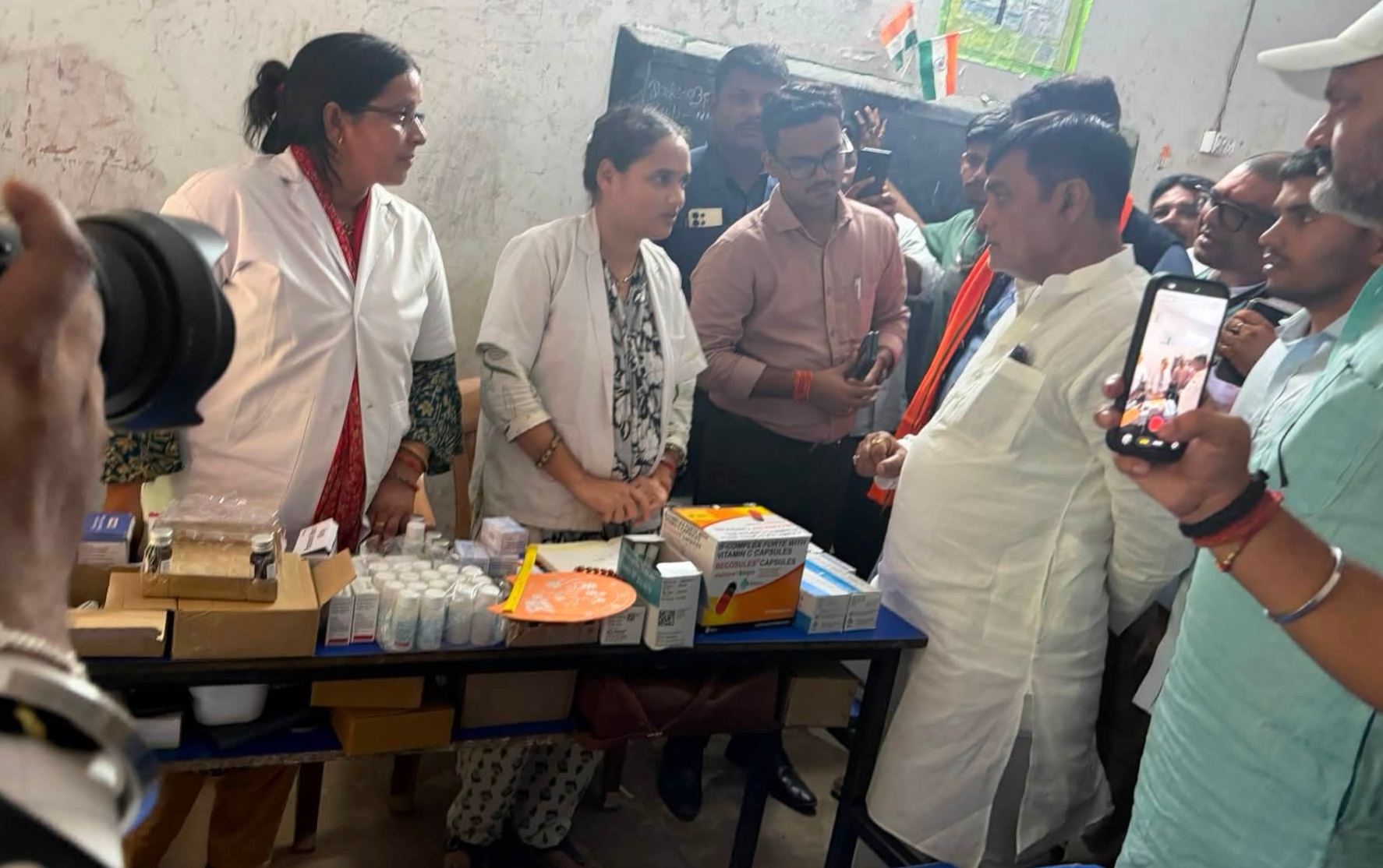 जानकारी लेते प्रभारी मंत्री रामकृपाल यादव