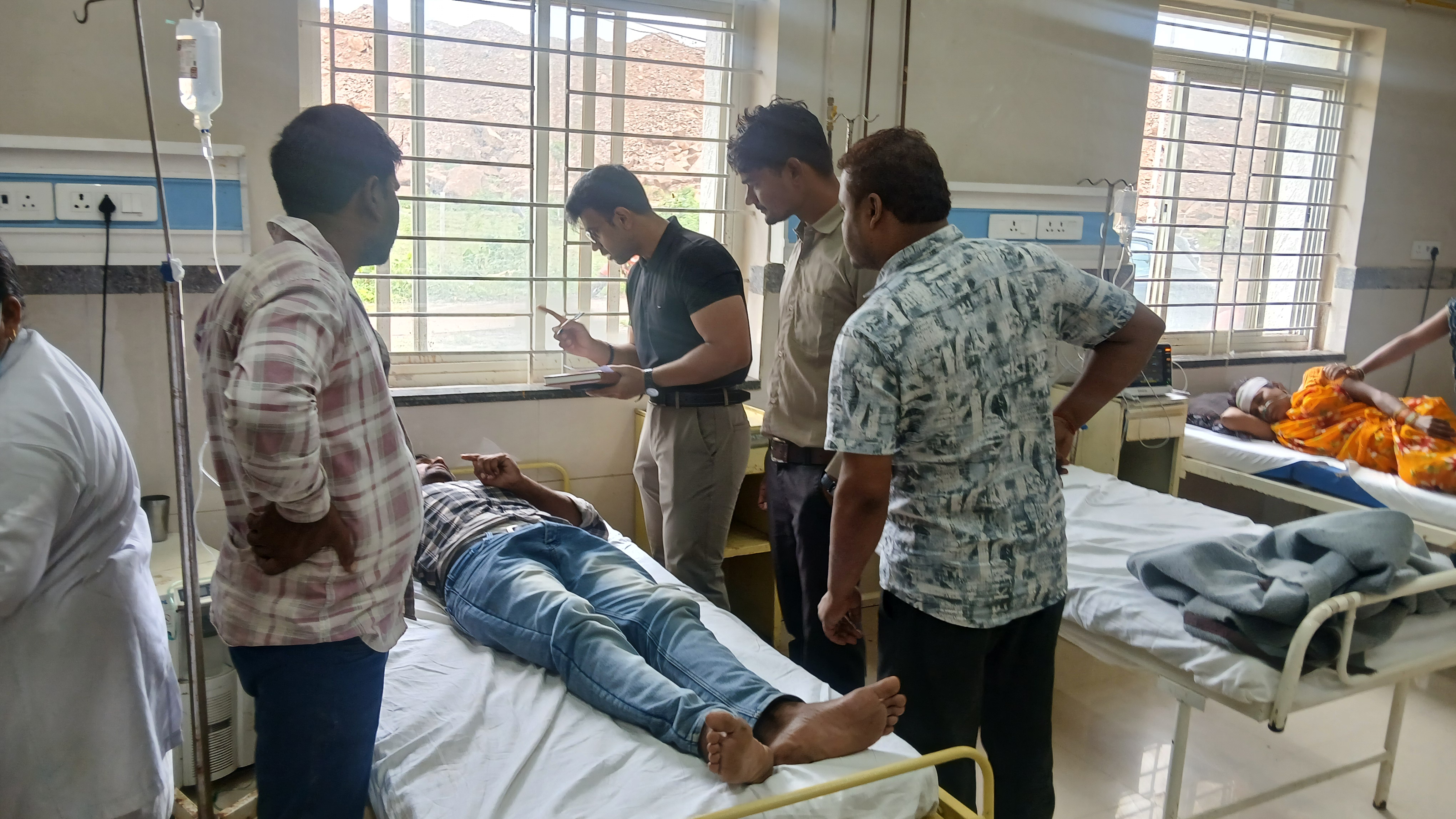 सागर अस्पताल में शराब पीकर बीमार लोगों का इलाज चल रहा है।