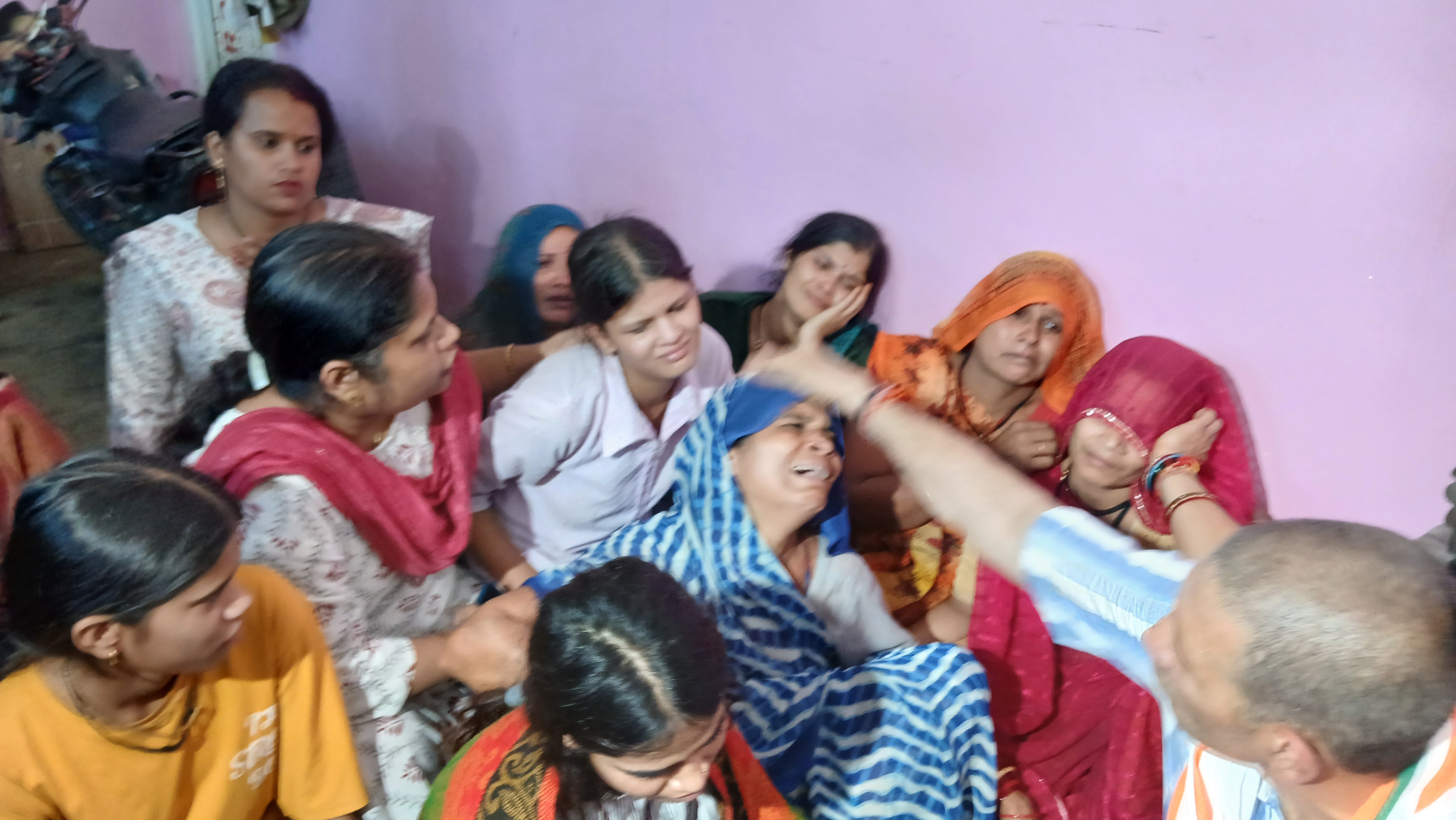 मौत पर विलाप करते हुए परिजन।