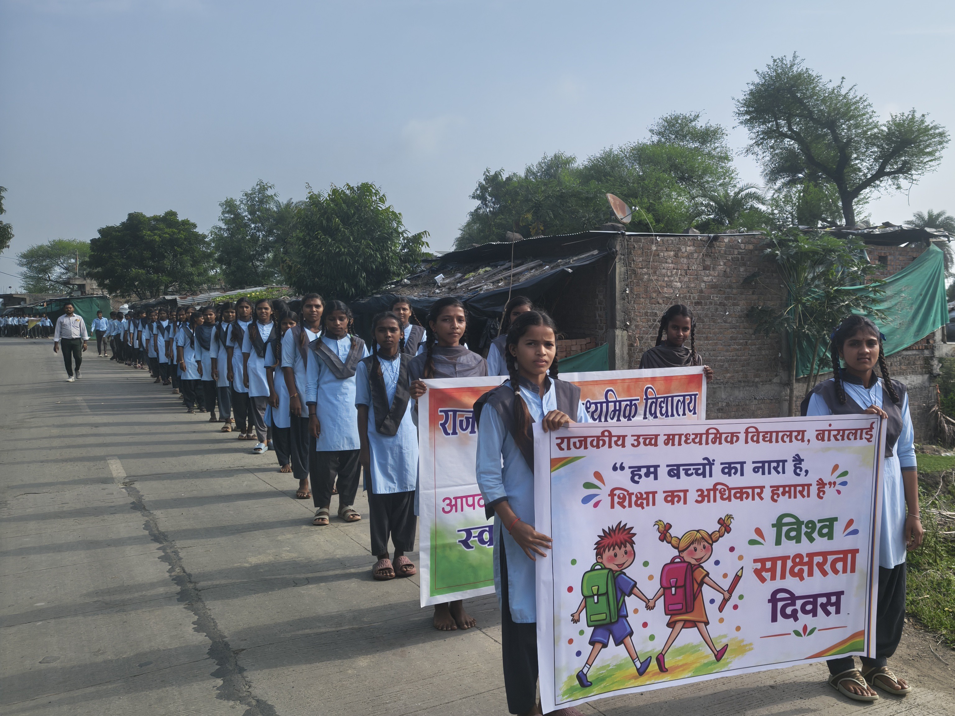 स्टूडेंट्स हाथों में तख्तियां लेकर चले, शिक्षा का महत्व बताया