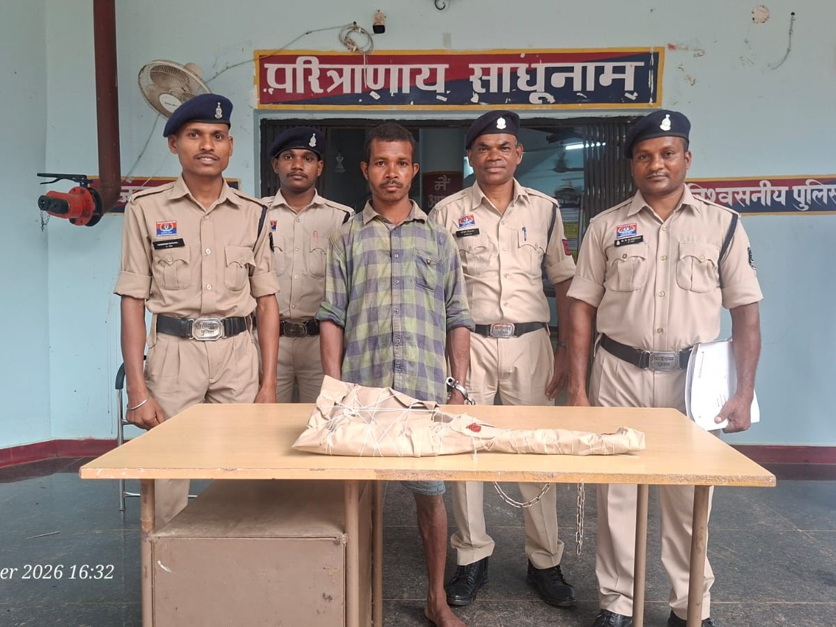 जान से मारने की धमकी देकर धारदार हथियार से किया वार, कोर्ट ने भेजा जेल - Dainik Bhaskar