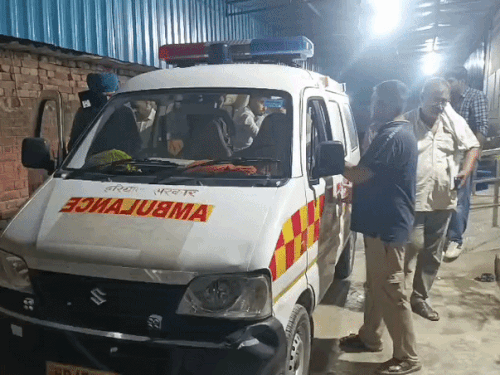 आरोपी संदीप को मुठभेड़ के लिए एम्बुलेंस से अस्पताल लेकर आई पुलिस।