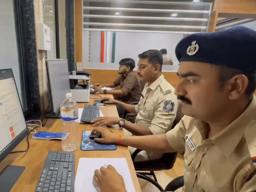 आरोपियों के एप्लीकेशन में रजिस्टर्ड साढ़े तीन लाख लोगों का डेटा मिला।