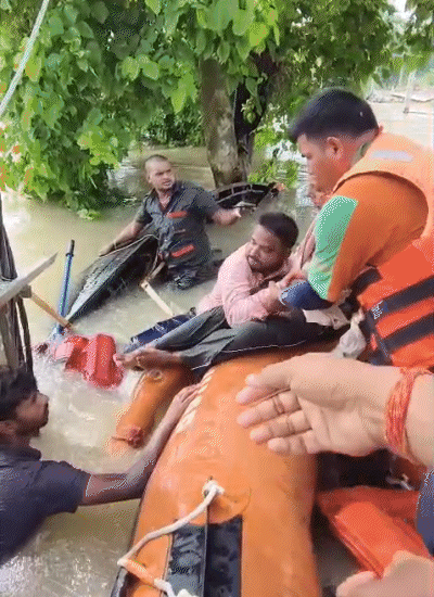 In Raghopur, Bhagalpur, Bihar, a boat carrying 10 people capsized in the Ganga River. The SDRF team rescued everyone.