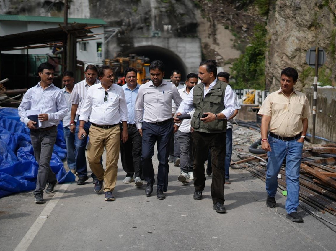 कीरतपुर-मनाली कॉरिडोर के पंडोह-टकोली प्रोजेक्ट का निरीक्षण करने पहुंची टीम।