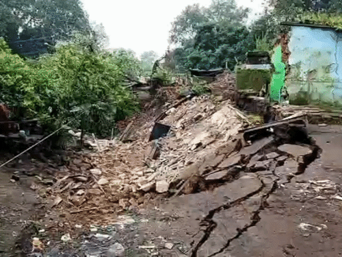 The ground subsided in Sijua, Dhanbad, Jharkhand on Tuesday. About six women, including two children, were injured in this incident.