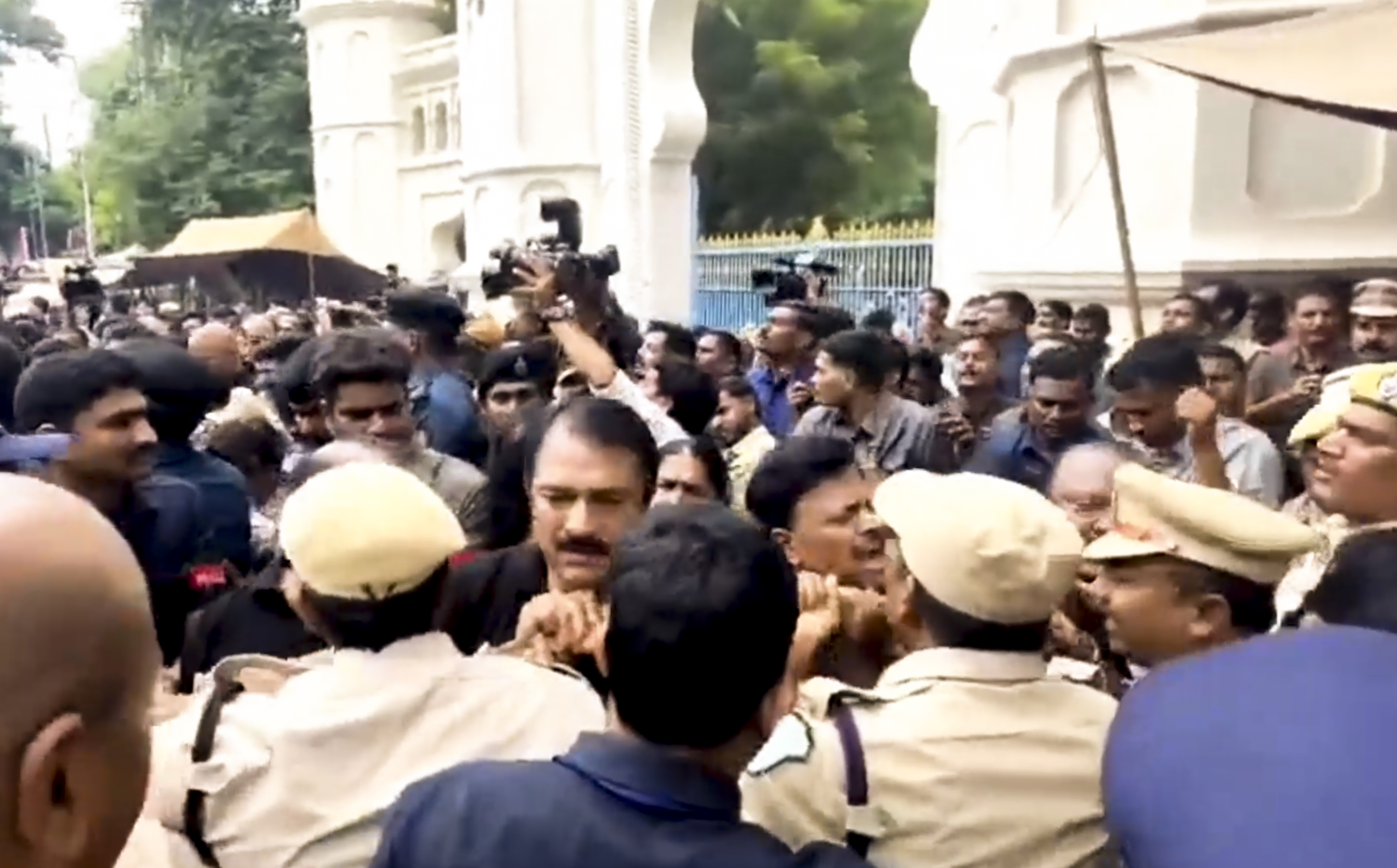 विधानसभा के बाहर विरोध प्रदर्शन के दौरान हुई धक्का-मुक्की में पुलिसकर्मी भारत राष्ट्र समिति (BRS) के नेताओं को पीछे धकेलते हुए दिख रहे हैं।