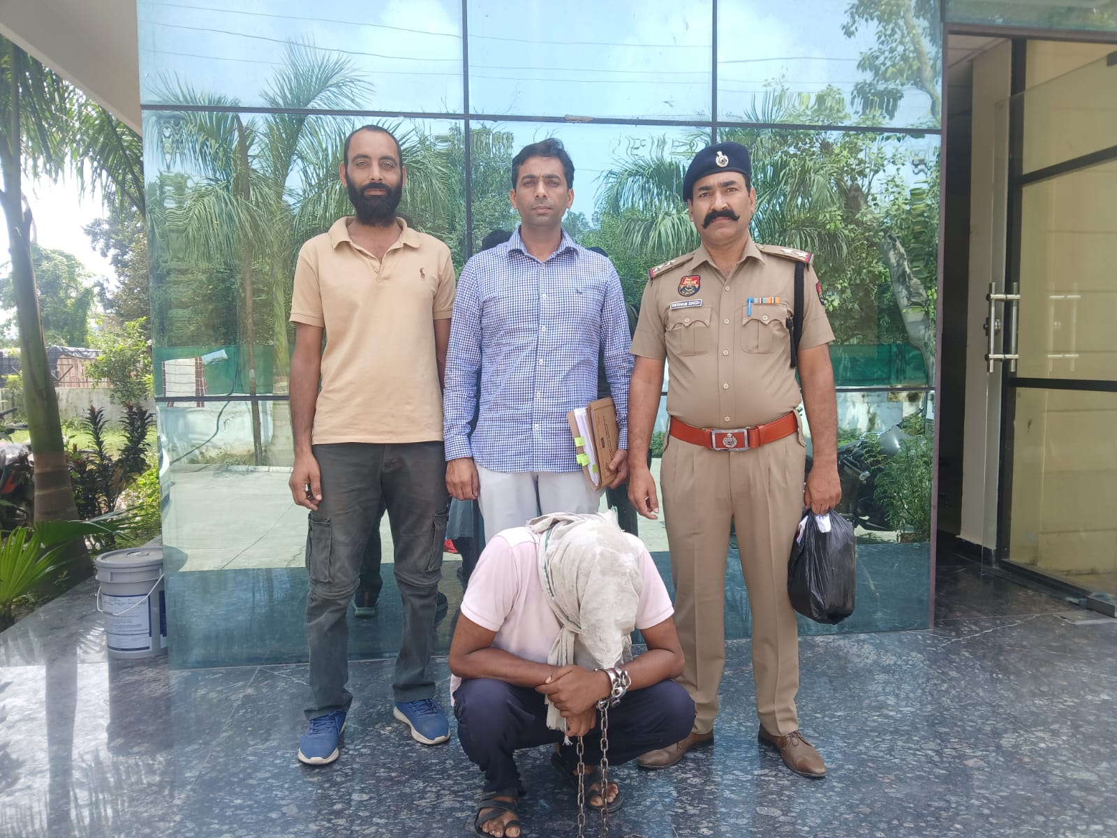 पुलिस की गिरफ्त में नशा तस्करी का आरोपी।