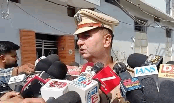 जानकारी देते हुए sho