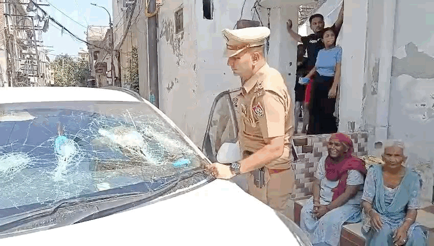 जाँच करते हुए पुलिस अधिकारी