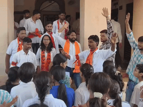 एबीवीपी कार्यकर्ताओं ने कॉलेज में प्रदर्शन किया।